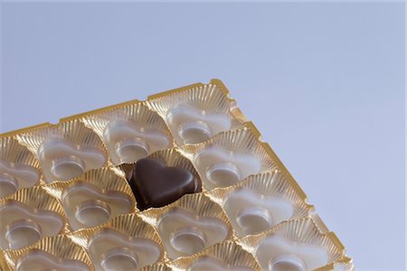fancy (highly decorated) - Still Life of Heart-Shaped Chocolate Foto de stock - Sin royalties Premium, Código: 600-02756816