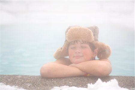 Little Boy Relaxing in Outdoor Pool at Ski Resort Foto de stock - Sin royalties Premium, Código: 600-02757046