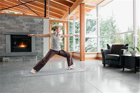 simsearch:6118-07731916,k - Femme faisant du Yoga dans le salon de la grande maison Alpine Photographie de stock - Premium Libres de Droits, Code: 600-02757357