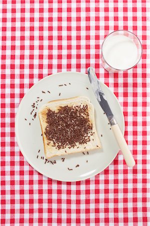 sprinkles - Toast Sprinkled with Chocolate on Plate with Glass of Milk Stock Photo - Premium Royalty-Free, Code: 600-02801128