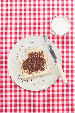 Toast saupoudrée de chocolat sur plaque de verre de lait Photographie de stock - Premium Libres de Droits, Code: 600-02801129