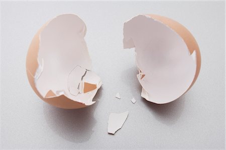 damaged - Broken Eggshell Foto de stock - Sin royalties Premium, Código: 600-02801138