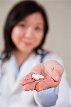 simsearch:600-03768654,k - Doctor Holding Pills Stock Photo - Premium Royalty-Free, Code: 600-02833785