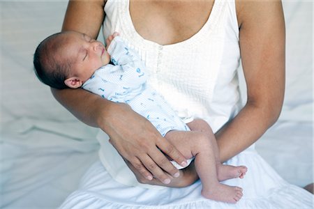 Mother Holding Sleeping Newborn Baby Foto de stock - Sin royalties Premium, Código: 600-02833975