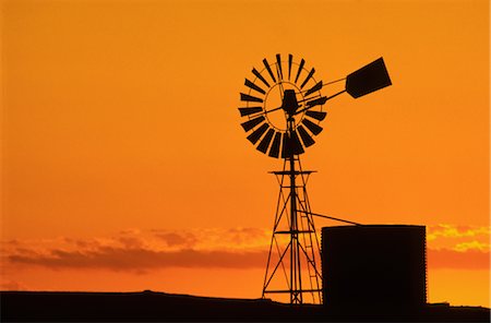 simsearch:600-02886528,k - Windmill, Water Tank, Sunset Silhouette Foto de stock - Sin royalties Premium, Código: 600-02886067