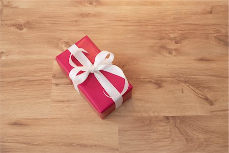 present wrapped close up - Gift Stock Photo - Premium Royalty-Free, Code: 600-02887519