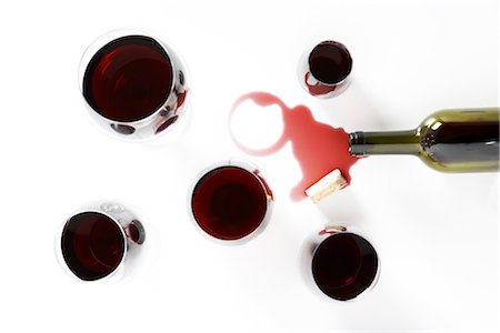 Glasses of Red Wine with Spilled Bottle Foto de stock - Sin royalties Premium, Código: 600-02912202