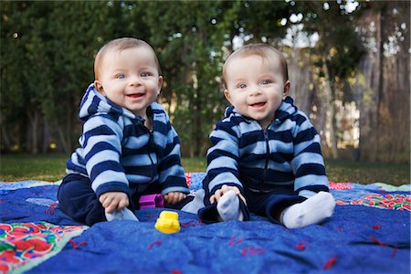 dazzo - Twin Boys in Park Stock Photo - Premium Royalty-Free, Code: 600-02912453