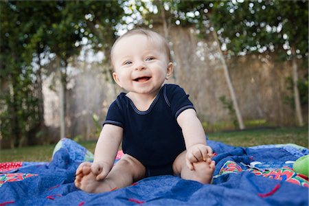 Bébé assis sur une couverture à l'extérieur Photographie de stock - Premium Libres de Droits, Code: 600-02912744