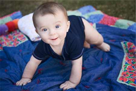 dazzo - Baby Playing on Blanket Outside Stock Photo - Premium Royalty-Free, Code: 600-02912742