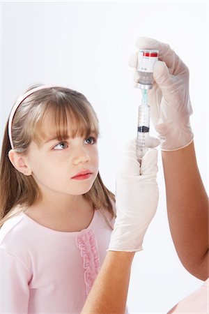 Little Girl Watching Nurse Prepare a Needle Foto de stock - Sin royalties Premium, Código: 600-02912813