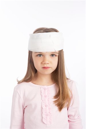Fille avec un Bandage sur sa tête Photographie de stock - Premium Libres de Droits, Code: 600-02912836