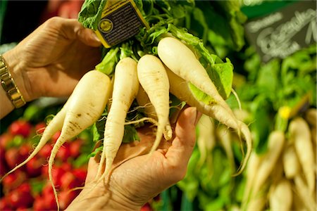 simsearch:700-02314977,k - Person Holding Vegetables at Market Stock Photo - Premium Royalty-Free, Code: 600-03005378