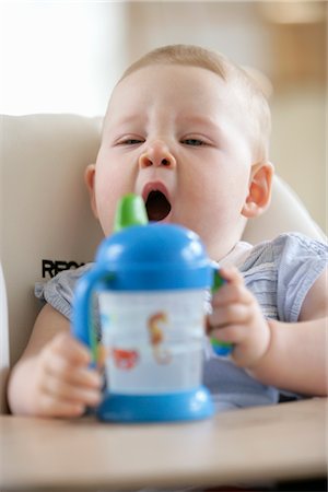 simsearch:600-03284222,k - Baby Girl in High Chair Yawning Foto de stock - Sin royalties Premium, Código: 600-03016965
