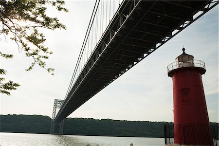 Jeffrey's Hook Lighthouse and George Washington Bridge, New York City, New York, USA Stock Photo - Premium Royalty-Free, Code: 600-03017105