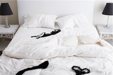 Lingerie sur Unmade Bed Photographie de stock - Premium Libres de Droits, Code: 600-03017677