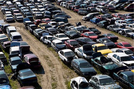 damaged - Old Cars Lined-up in Auto Wrecking Yard Foto de stock - Sin royalties Premium, Código: 600-03075815