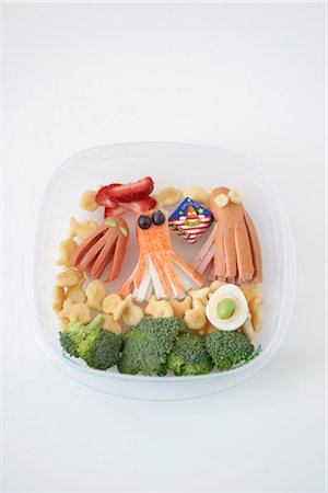 Bologna and Crab Shaped like Octopi with Crackers and Broccoli in Container Stock Photo - Premium Royalty-Free, Code: 600-03152728