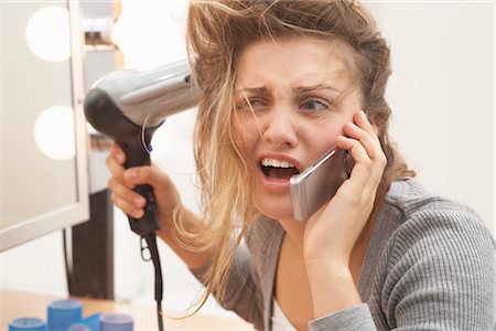 straining (overexertion) - Teenager Using Hair Dryer and Talking on Cell Phone Foto de stock - Sin royalties Premium, Código: 600-03244223