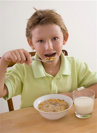 simsearch:600-03230190,k - Little Boy Eating Cereal Fotografie stock - Premium Royalty-Free, Codice: 600-03244484