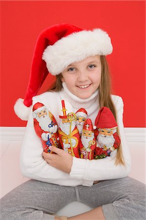 santa claus-mütze - Porträt von Mädchen mit Santa Ornamente tragen Nikolausmütze Stockbilder - Premium RF Lizenzfrei, Bildnummer: 600-03240864