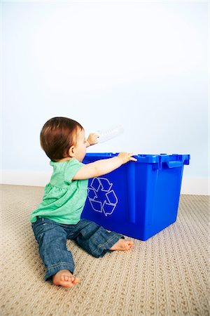 simsearch:600-03284222,k - Baby Girl Recycling Foto de stock - Sin royalties Premium, Código: 600-03265822
