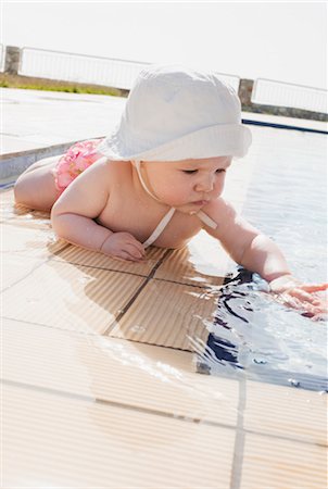 simsearch:600-03284222,k - Baby Girl at Edge of Pool Foto de stock - Sin royalties Premium, Código: 600-03284215