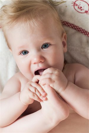 simsearch:600-03284222,k - Baby Girl with Toes in Mouth Foto de stock - Sin royalties Premium, Código: 600-03284225