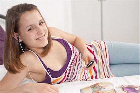 Teenage Girl Listening to MP3 Player, Mannheim, Baden-Wurttemberg, Germany Stock Photo - Premium Royalty-Free, Code: 600-03456195