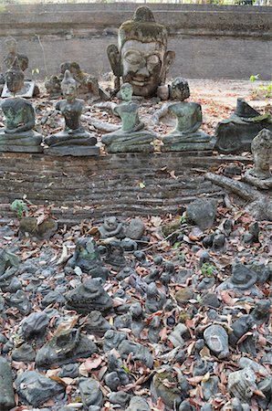 simsearch:700-00795780,k - Buddha Statues, Wat Umong, Chiang Mai, Thailand Foto de stock - Sin royalties Premium, Código: 600-03451303