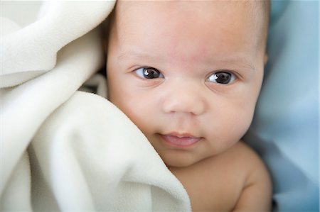 Baby Boy avec couverture Photographie de stock - Premium Libres de Droits, Code: 600-03451399