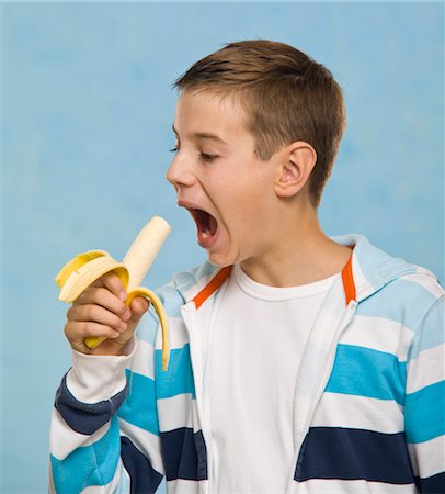 simsearch:600-05389108,k - Boy Eating a Banana Foto de stock - Sin royalties Premium, Código: 600-03463154