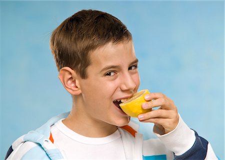 simsearch:600-05389108,k - Boy Eating a Lemon Foto de stock - Sin royalties Premium, Código: 600-03463152