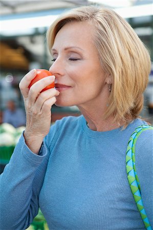 simsearch:600-03638622,k - Portrait of Woman Grocery Shopping, Montreal, Quebec, Canada Stock Photo - Premium Royalty-Free, Code: 600-03502635