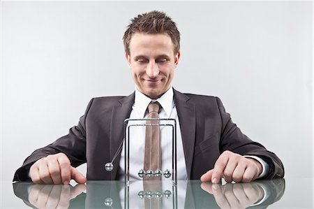 Businessman With Newton's Cradle Foto de stock - Sin royalties Premium, Código: 600-03520290