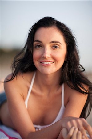 simsearch:600-05780999,k - Close-up Portrait de jeune femme sur la plage, Zuma Beach, Californie, USA Photographie de stock - Premium Libres de Droits, Code: 600-03520714