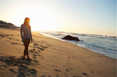 sad and missing someone - Woman at Beach, Baja California Sur, Mexico Stock Photo - Premium Royalty-Free, Code: 600-03586515