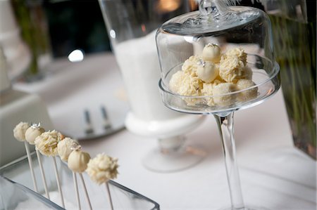 fancy (highly decorated) - Gros plan des truffes sur Table de desserts au mariage Photographie de stock - Premium Libres de Droits, Code: 600-03587086