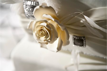 fancy (highly decorated) - Détail du gâteau de mariage Photographie de stock - Premium Libres de Droits, Code: 600-03587088