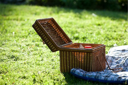 picnic basket - Picnic Basket Stock Photo - Premium Royalty-Free, Code: 600-03616002