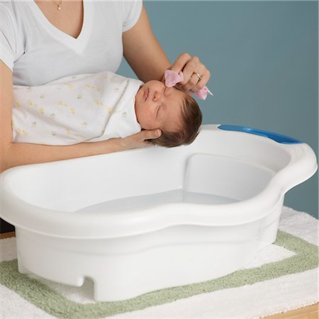 Mother Washing Newborn Baby Foto de stock - Sin royalties Premium, Código: 600-03623036
