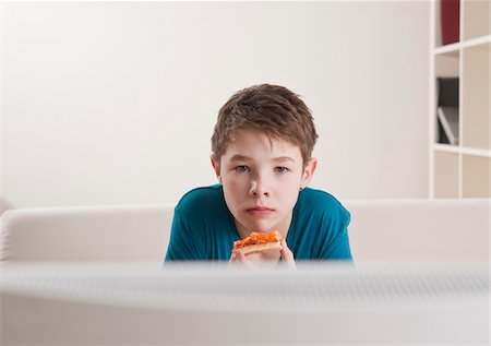 Adolescent à regarder la télévision Photographie de stock - Premium Libres de Droits, Code: 600-03734639