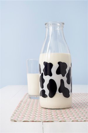 spotted - Bottle of Milk and Glass Foto de stock - Sin royalties Premium, Código: 600-03738813