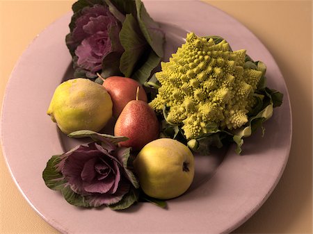 quince - Flowering Kale, Quince, Forelle Pears and Roman Cauliflower Stock Photo - Premium Royalty-Free, Code: 600-03732472