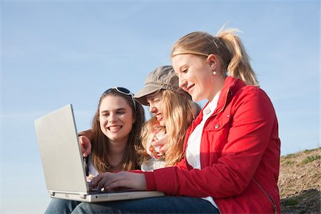 simsearch:600-01072265,k - Teenagers using Laptop Outdoors Foto de stock - Sin royalties Premium, Código: 600-03778649