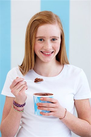 red hair preteen girl - Girl Eating Ice Cream Foto de stock - Sin royalties Premium, Código: 600-03787297