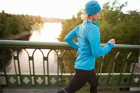 running in the fall - Woman Jogging across Bridge, Seattle, Washington, USA Foto de stock - Sin royalties Premium, Código: 600-03849023