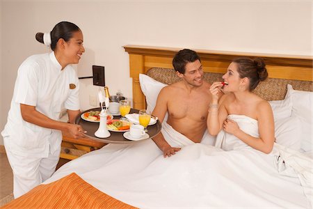 simsearch:6113-06908559,k - Couple being Served Breakfast in Bed in Hotel Foto de stock - Sin royalties Premium, Código: 600-03849573