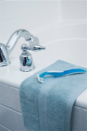 razor - Razor and Wash Cloth on edge of Tub Stock Photo - Premium Royalty-Free, Code: 600-03891283