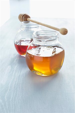 simsearch:600-06671821,k - Pots de miel avec miel Dipper Photographie de stock - Premium Libres de Droits, Code: 600-03907439